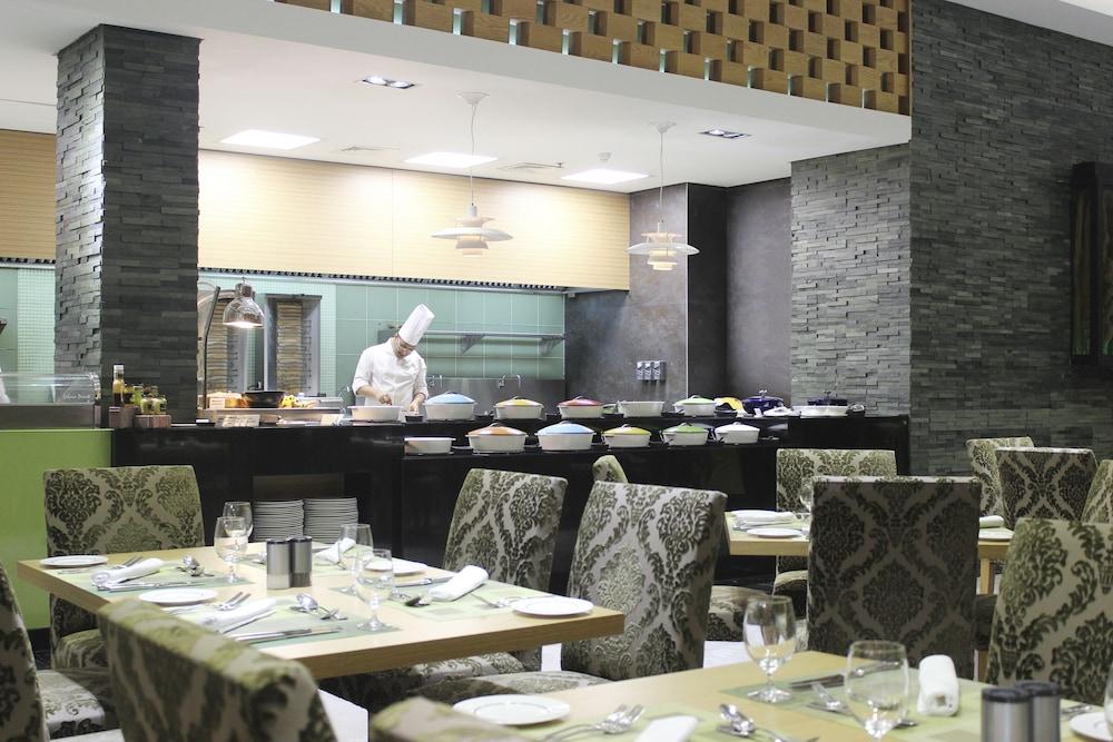 라미 그랜드 호텔 앤 스파 마나마 외부 사진 The restaurant