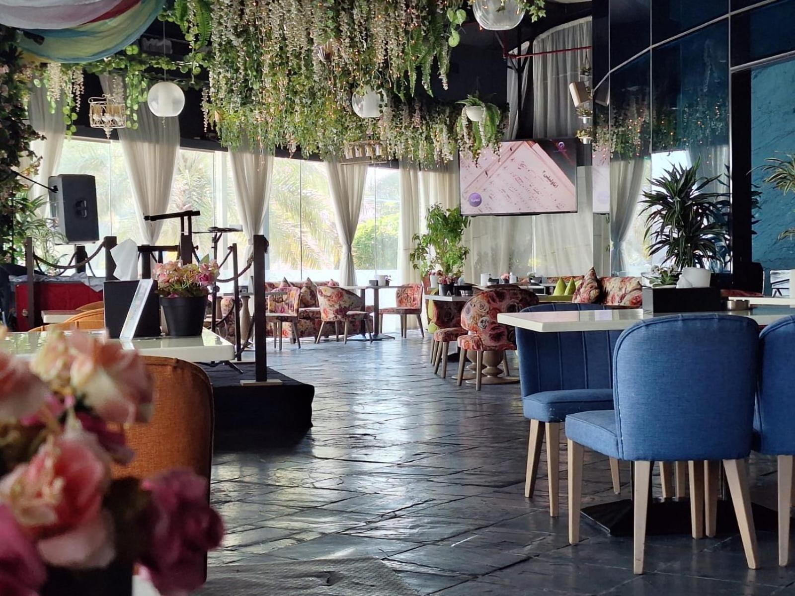 라미 그랜드 호텔 앤 스파 마나마 외부 사진 Interior of the restaurant