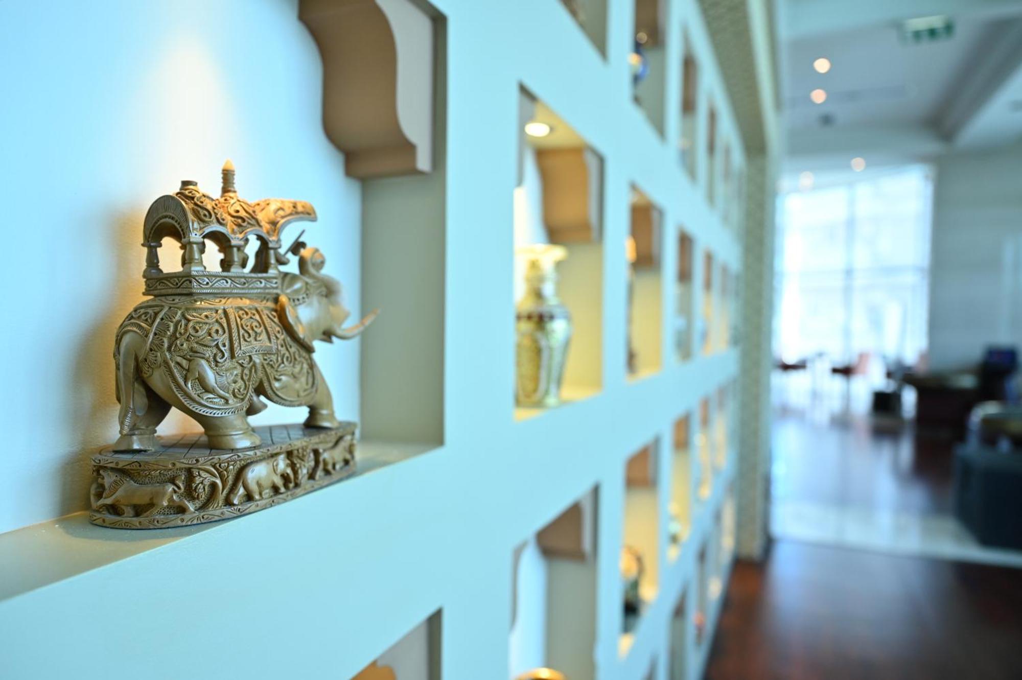 라미 그랜드 호텔 앤 스파 마나마 외부 사진 Interior of the hotel