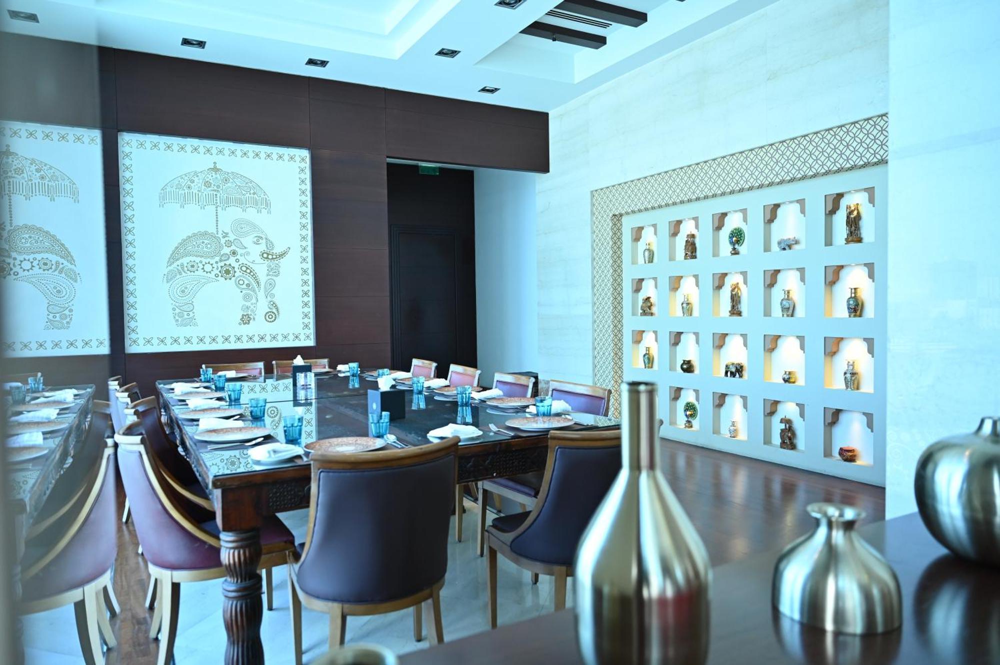 라미 그랜드 호텔 앤 스파 마나마 외부 사진 The interior of the restaurant