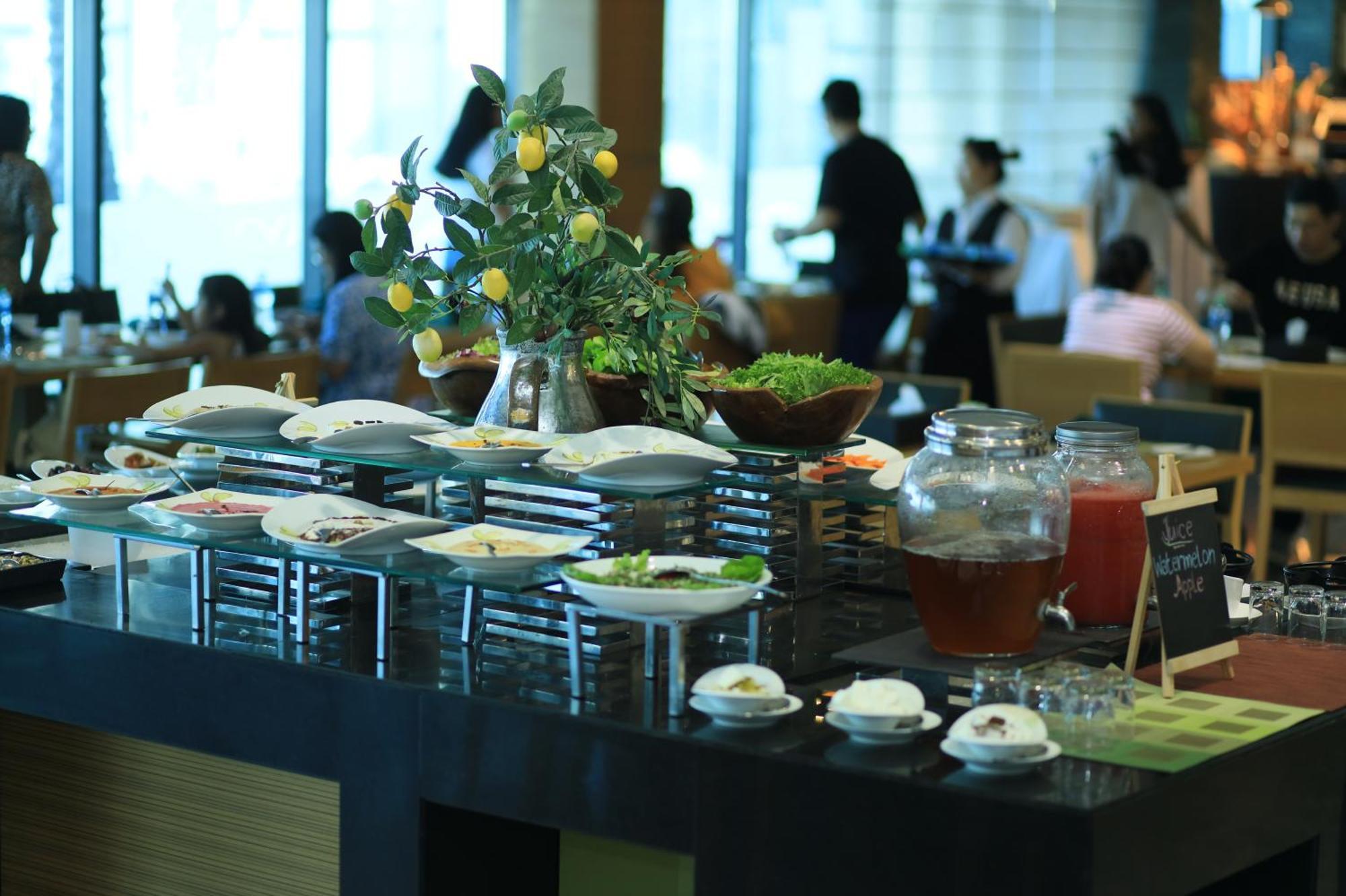 라미 그랜드 호텔 앤 스파 마나마 외부 사진 A buffet at a hotel