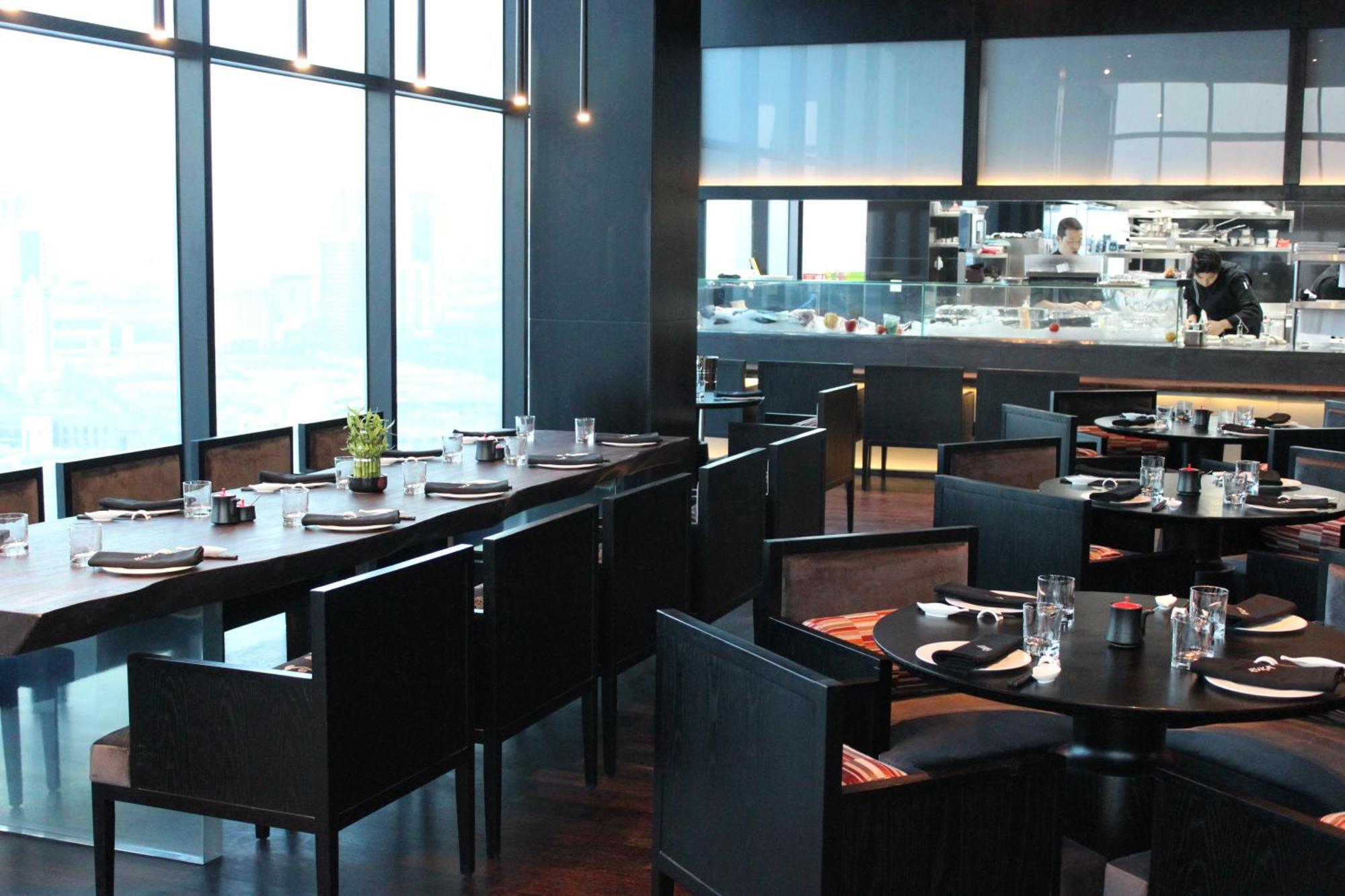 라미 그랜드 호텔 앤 스파 마나마 외부 사진 Interior of the restaurant