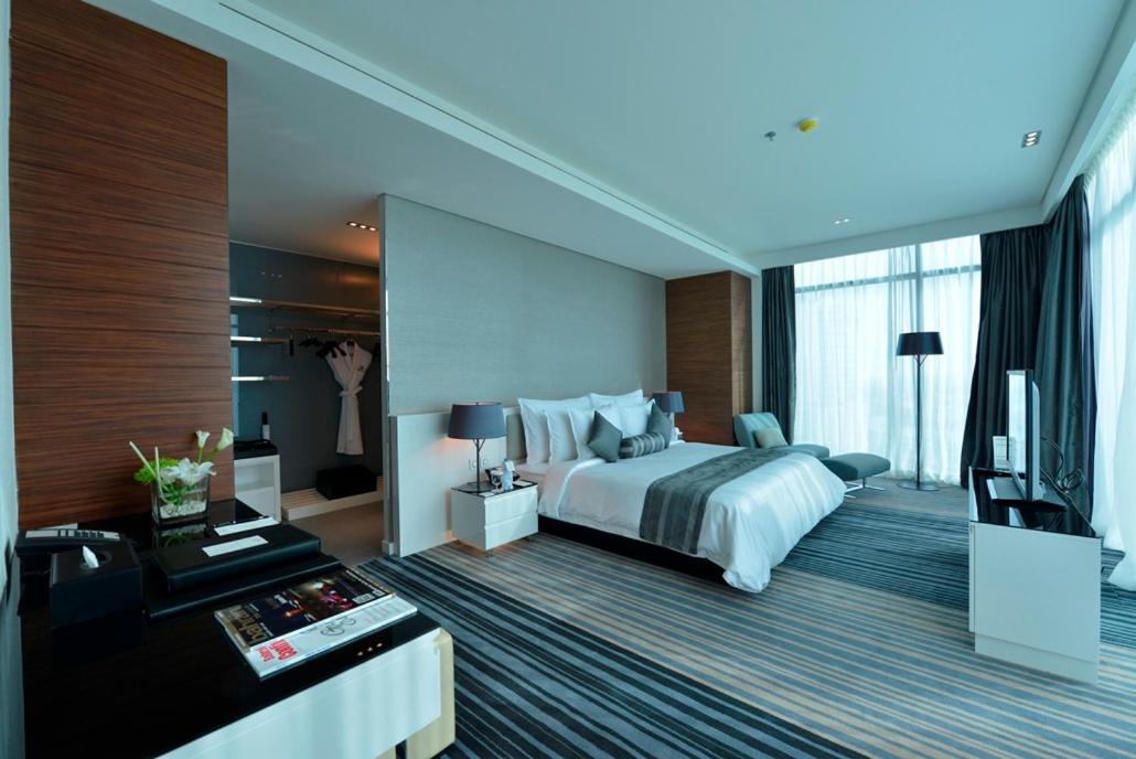라미 그랜드 호텔 앤 스파 마나마 외부 사진 A bedroom at the hotel