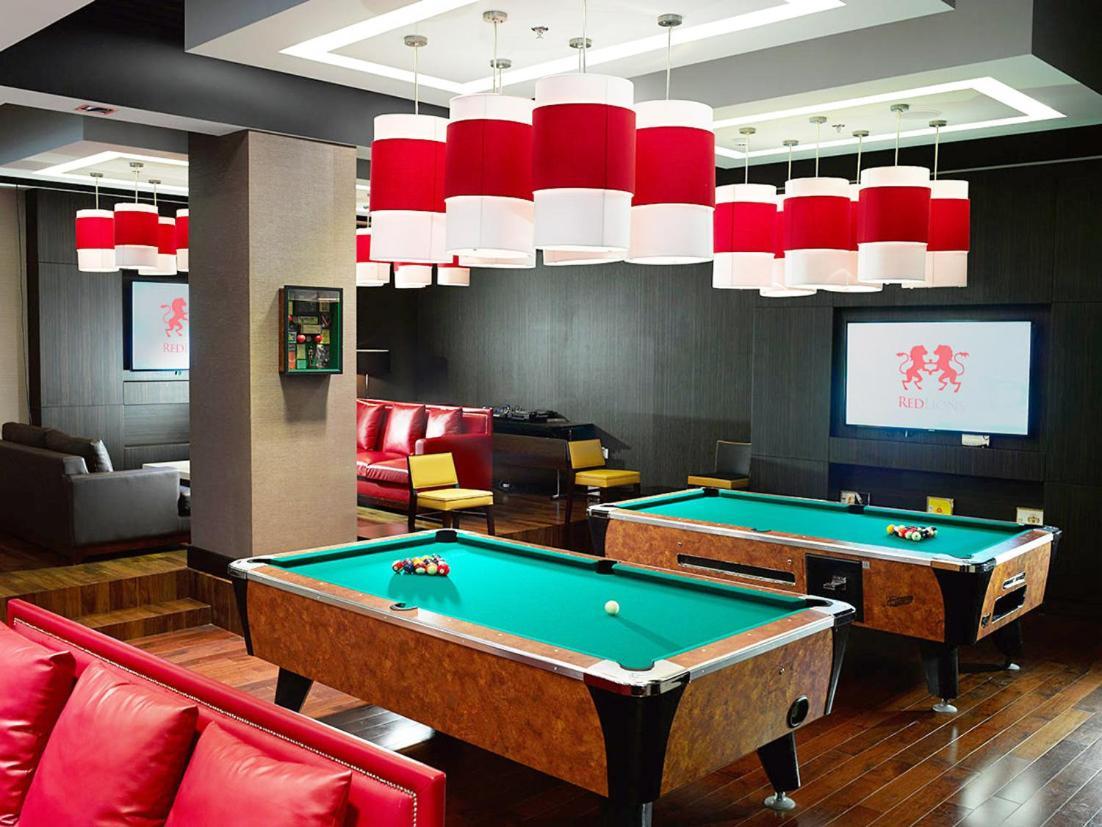 라미 그랜드 호텔 앤 스파 마나마 외부 사진 The lounge at the Cardiff International Pool