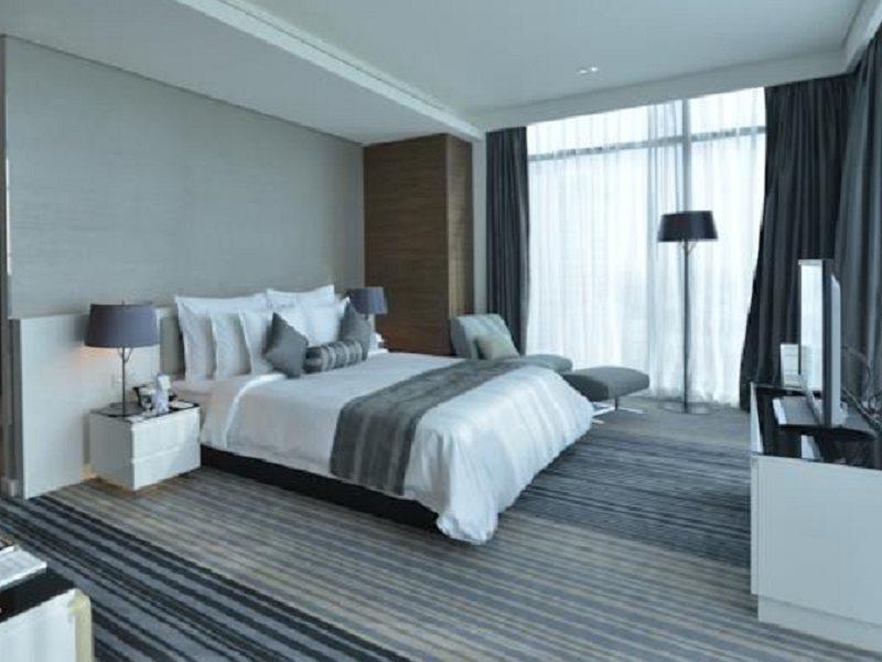 라미 그랜드 호텔 앤 스파 마나마 외부 사진 A bedroom at the hotel