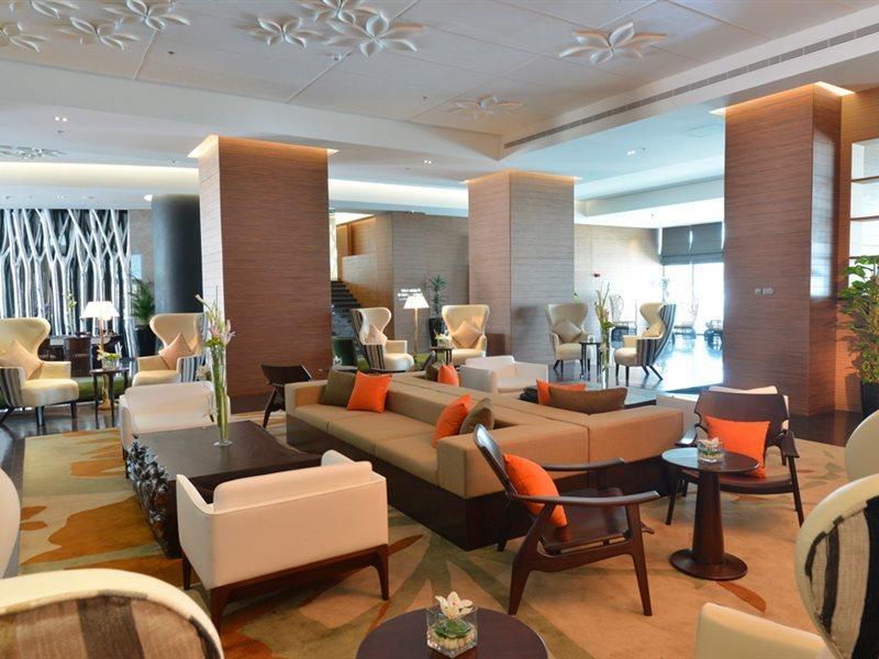 라미 그랜드 호텔 앤 스파 마나마 외부 사진 The lobby of the hotel