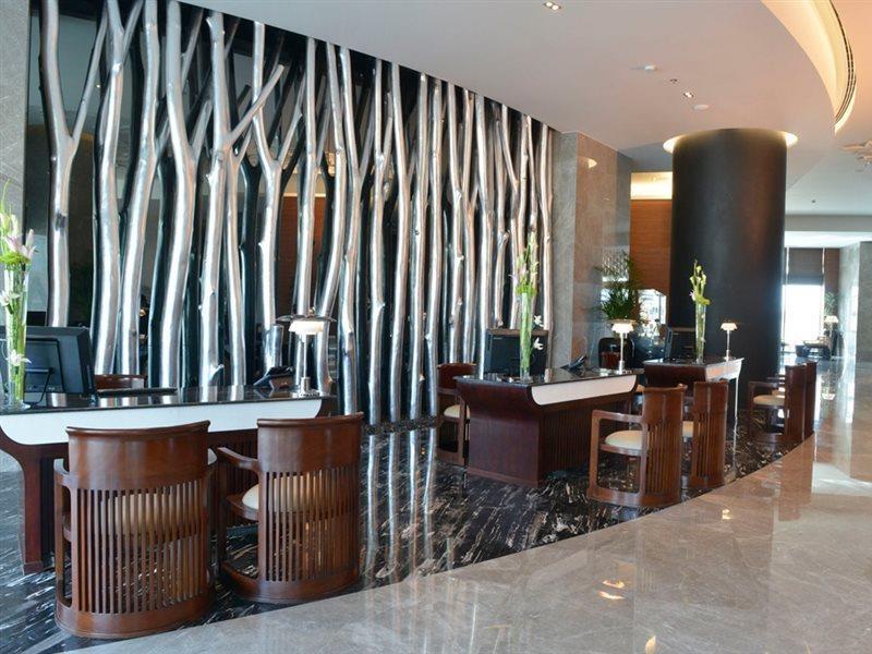 라미 그랜드 호텔 앤 스파 마나마 외부 사진 The lobby of the hotel