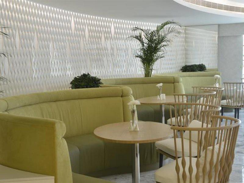 라미 그랜드 호텔 앤 스파 마나마 외부 사진 The interior of the lounge