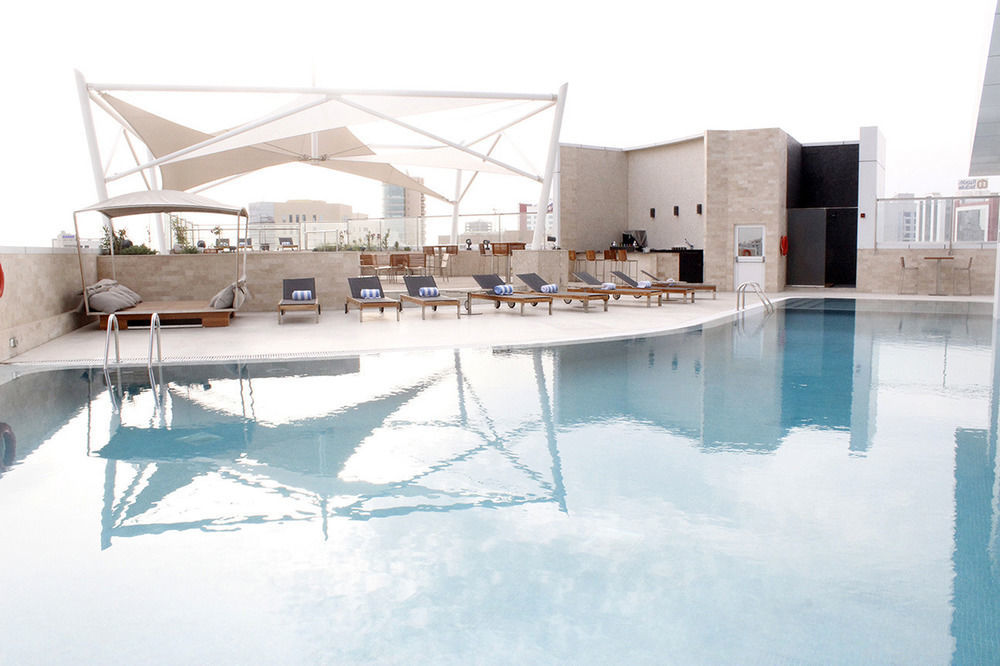 라미 그랜드 호텔 앤 스파 마나마 외부 사진 The pool at the hotel