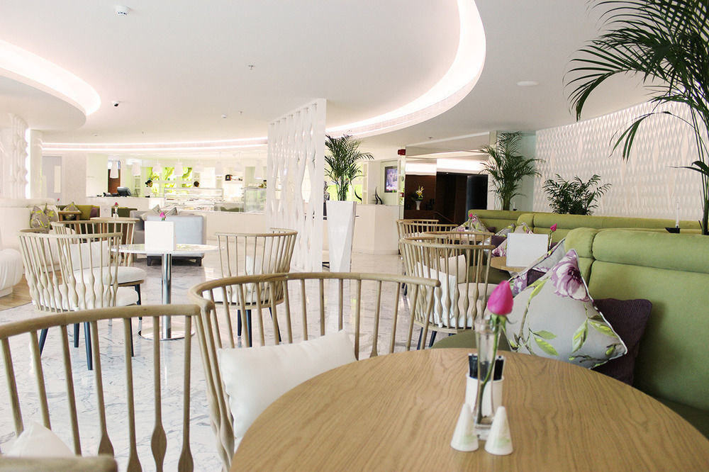 라미 그랜드 호텔 앤 스파 마나마 외부 사진 The interior of the lounge