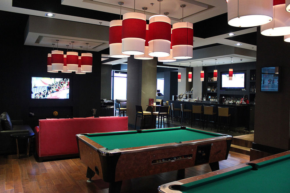 라미 그랜드 호텔 앤 스파 마나마 외부 사진 The Sports Bar at the Toronto International Centre